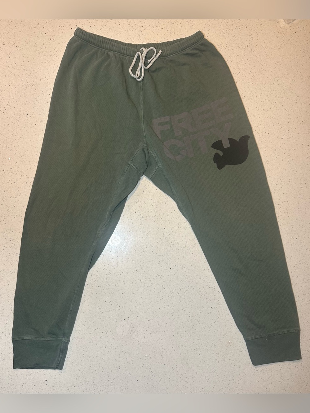 FREECITY Unisex three-quarter sweatpant, pre-loved